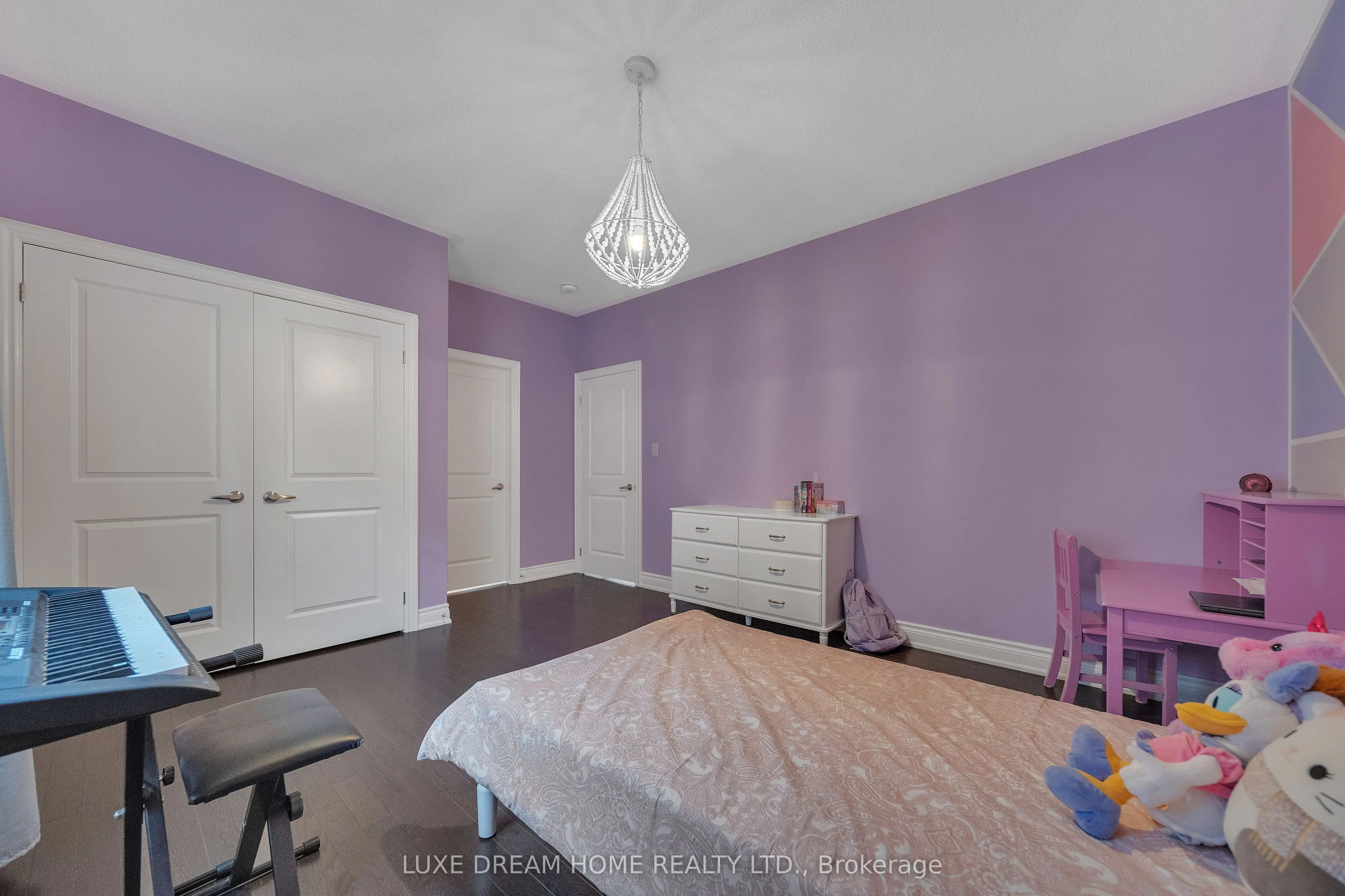 Toronto condo staged home office space